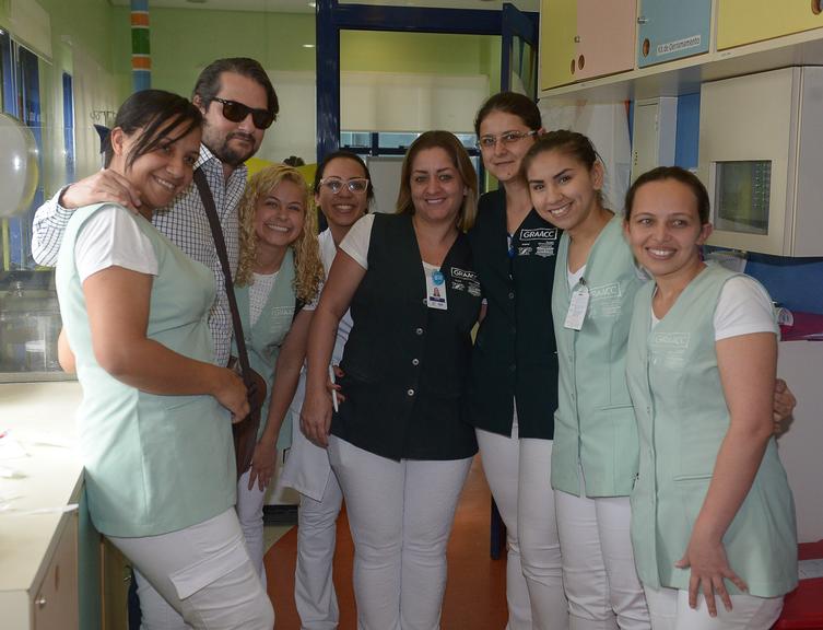 Marcelo Serrado visita hospital infantil em São Paulo