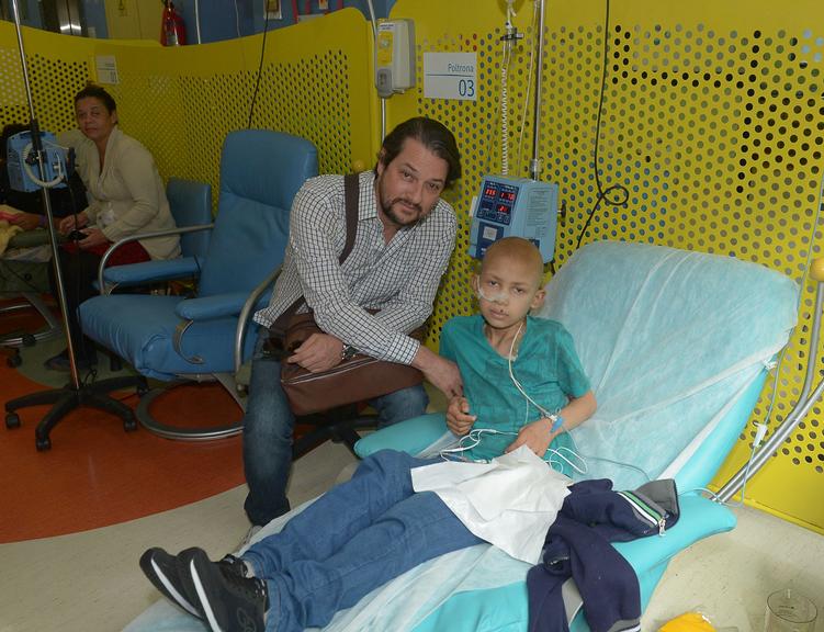 Marcelo Serrado visita hospital infantil em São Paulo