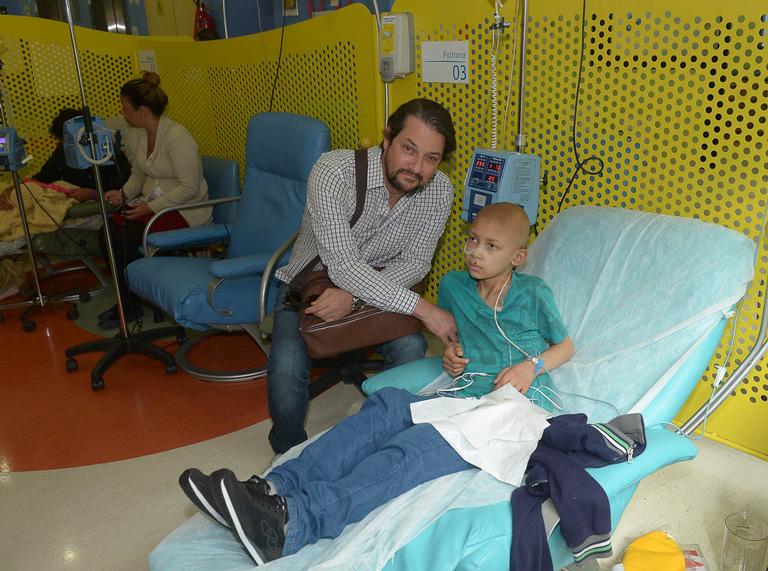 Marcelo Serrado visita hospital infantil em São Paulo