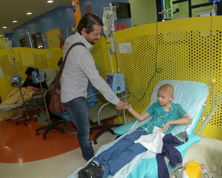 Marcelo Serrado visita hospital infantil em São Paulo