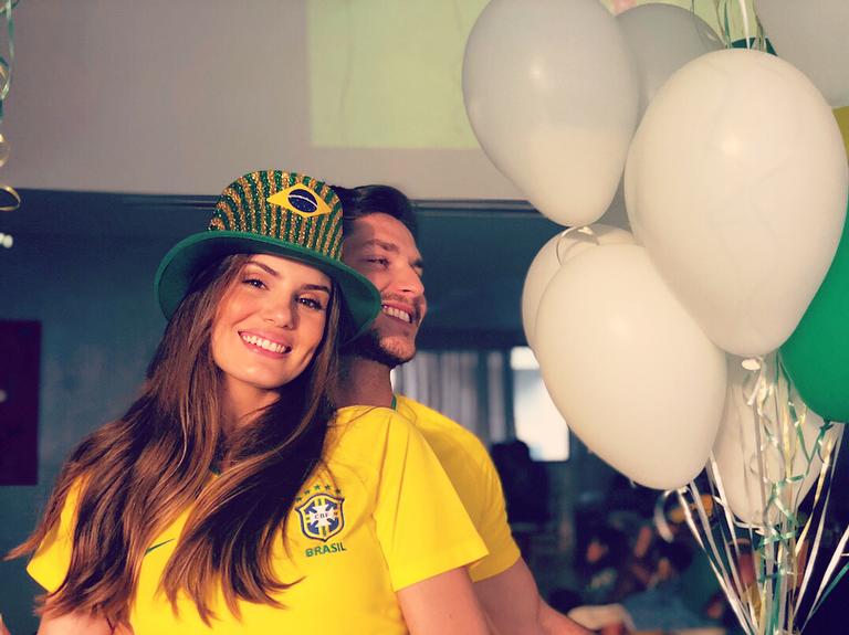 Camila Queiroz ganha festa surpresa com tema da Copa