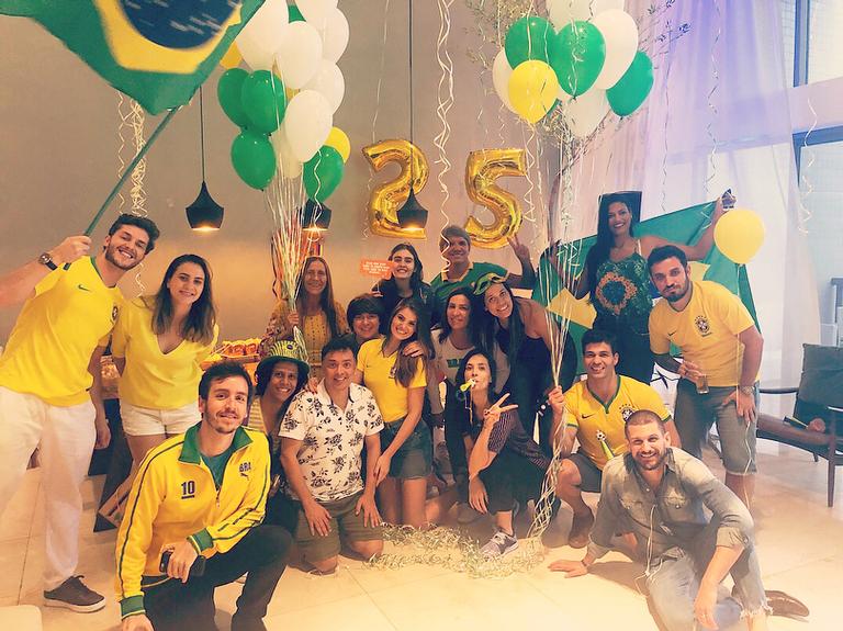 Camila Queiroz ganha festa surpresa com tema da Copa