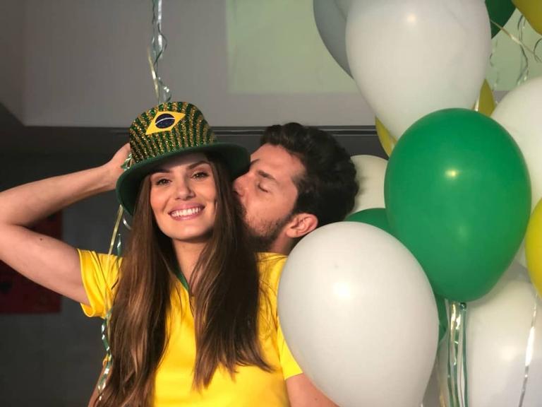 Camila Queiroz ganha festa surpresa com tema da Copa