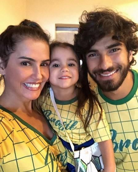 Deborah Secco, Maria Flor e Hugo Moura