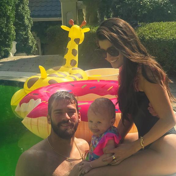 Goleiro Alisson Becker curte folga ao lado da família