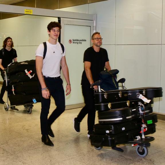 Shawn Mendes causa tumulto em chegada no Brasil