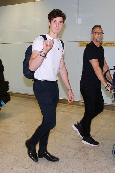 Shawn Mendes causa tumulto em chegada no Brasil