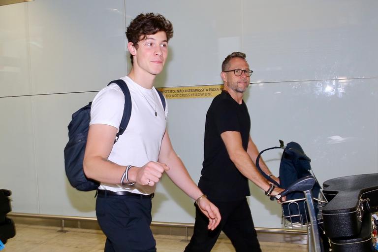 Shawn Mendes causa tumulto em chegada no Brasil