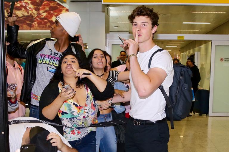 Shawn Mendes causa tumulto em chegada no Brasil