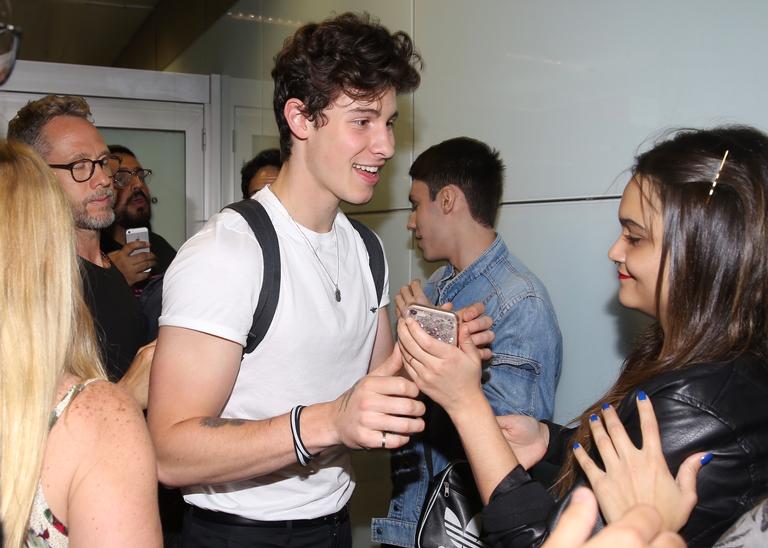 Shawn Mendes causa tumulto em chegada no Brasil