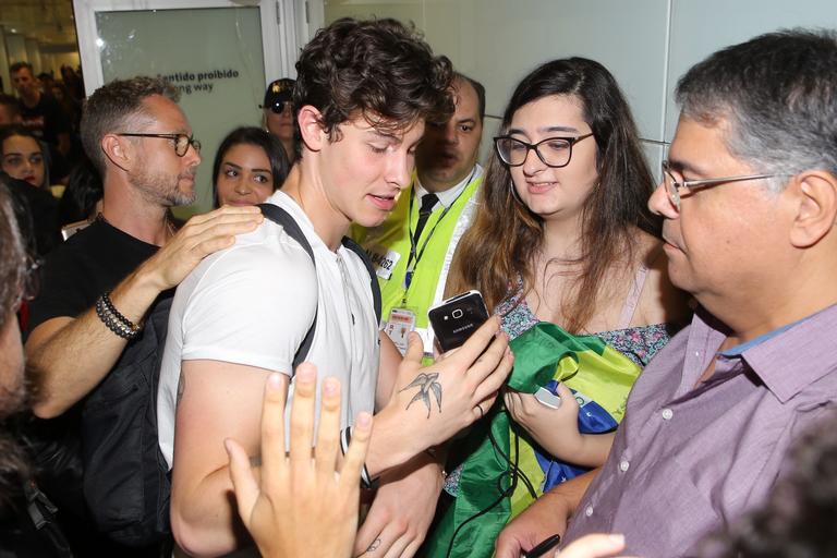 Shawn Mendes causa tumulto em chegada no Brasil