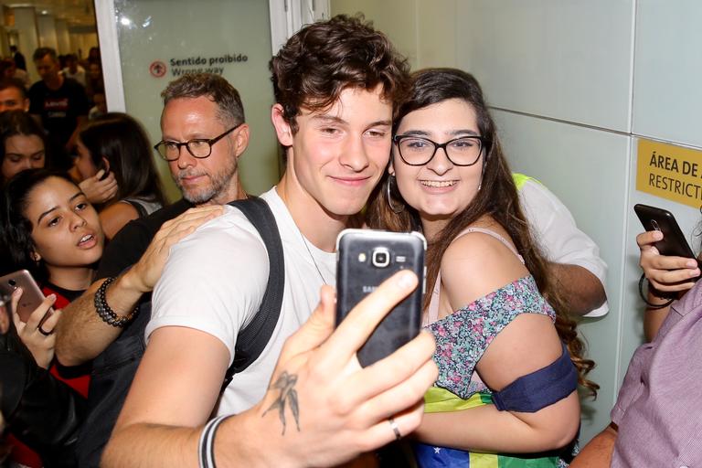 Shawn Mendes causa tumulto em chegada no Brasil