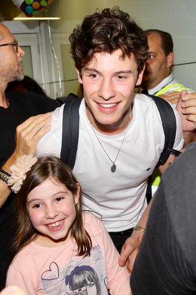 Shawn Mendes causa tumulto em chegada no Brasil