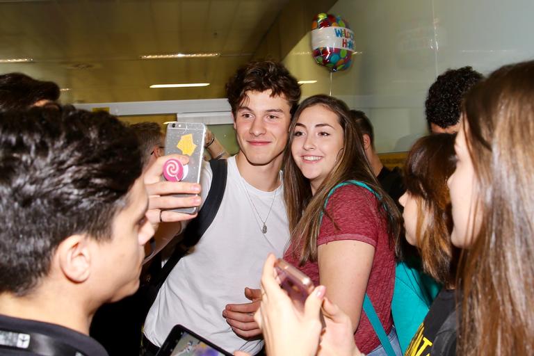 Shawn Mendes causa tumulto em chegada no Brasil