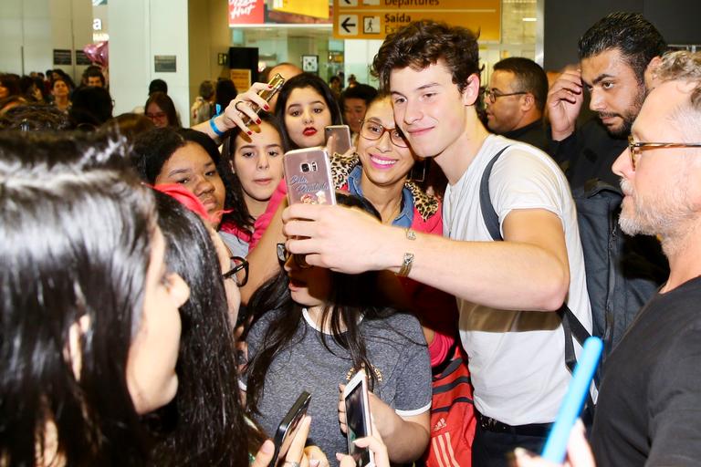 Shawn Mendes causa tumulto em chegada no Brasil