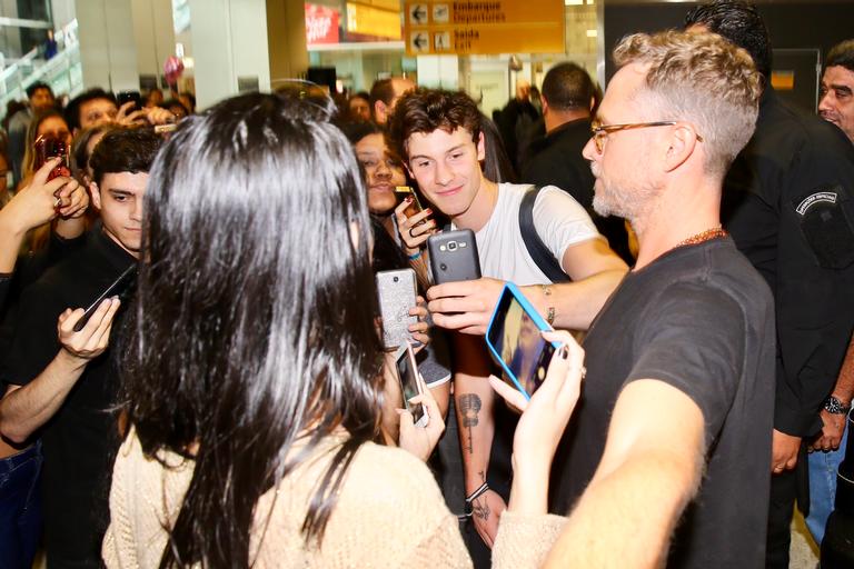 Shawn Mendes causa tumulto em chegada no Brasil