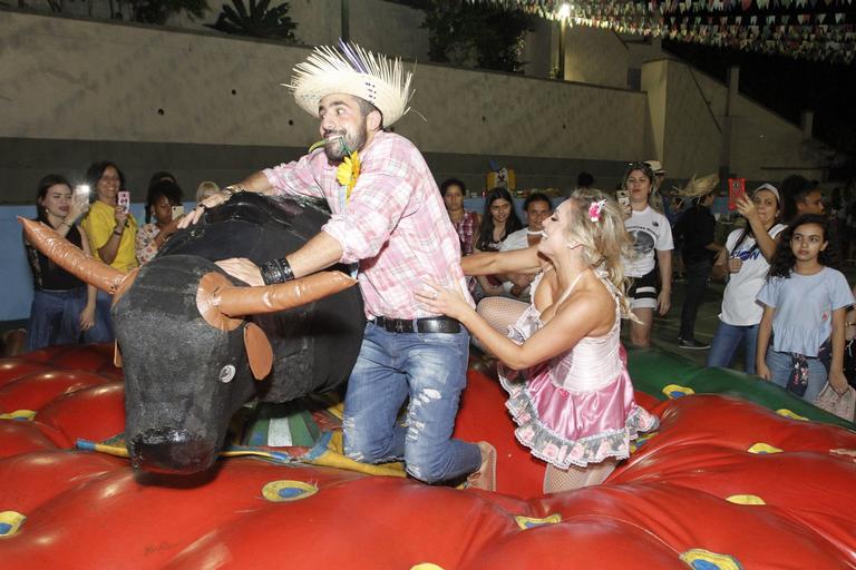 Breno e Paula se casam em festa junina no Rio de Janeiro