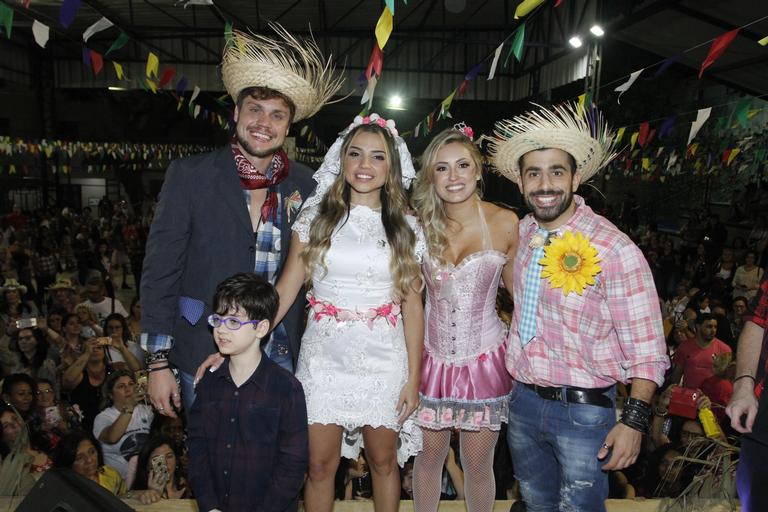 Breno e Paula se casam em festa junina no Rio de Janeiro