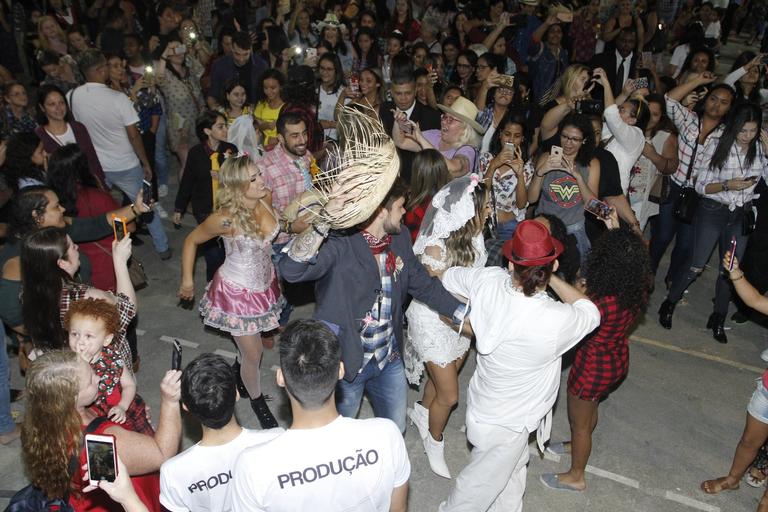 Breno e Paula se casam em festa junina no Rio de Janeiro