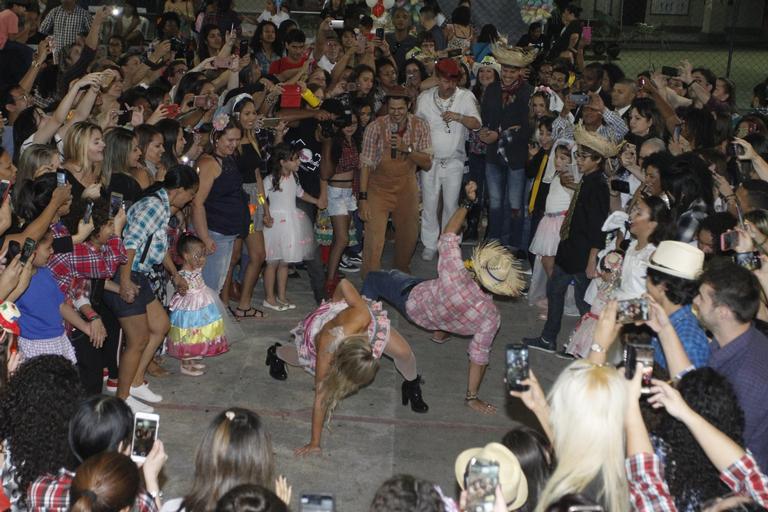 Breno e Paula se casam em festa junina no Rio de Janeiro