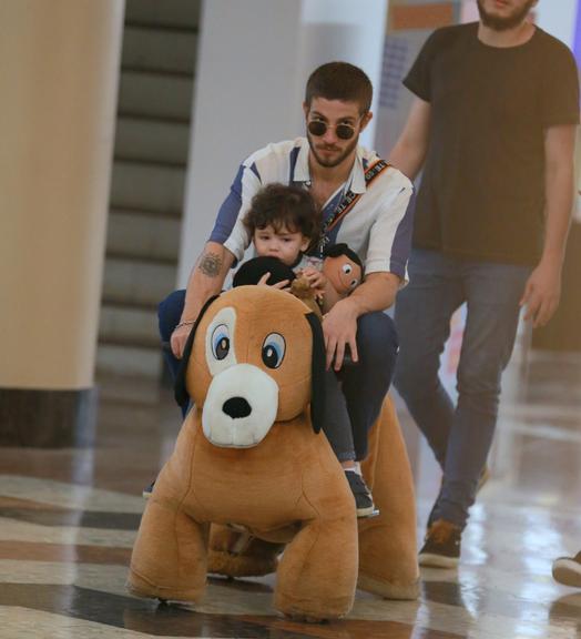 Chay Suede passeia em shopping