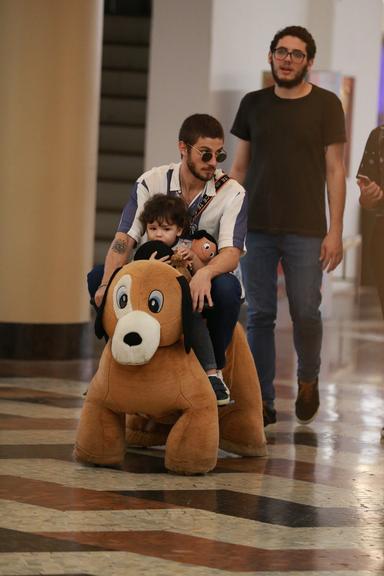 Chay Suede passeia em shopping