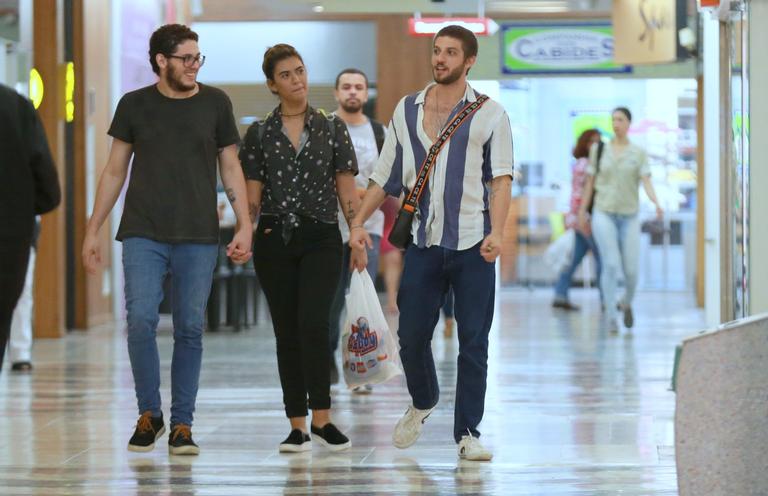 Chay Suede passeia em shopping