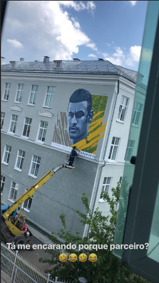 Neymar recebe o carinho da torcida na Rússia