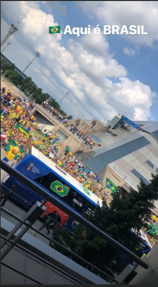 Neymar recebe o carinho da torcida na Rússia