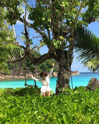 Atriz Sabrina Petraglia no Four Seasons nas paradísiacas ilhas Seychelles