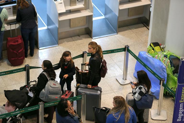 Grazi Massafera embarca com a filha em aeroporto do Rio