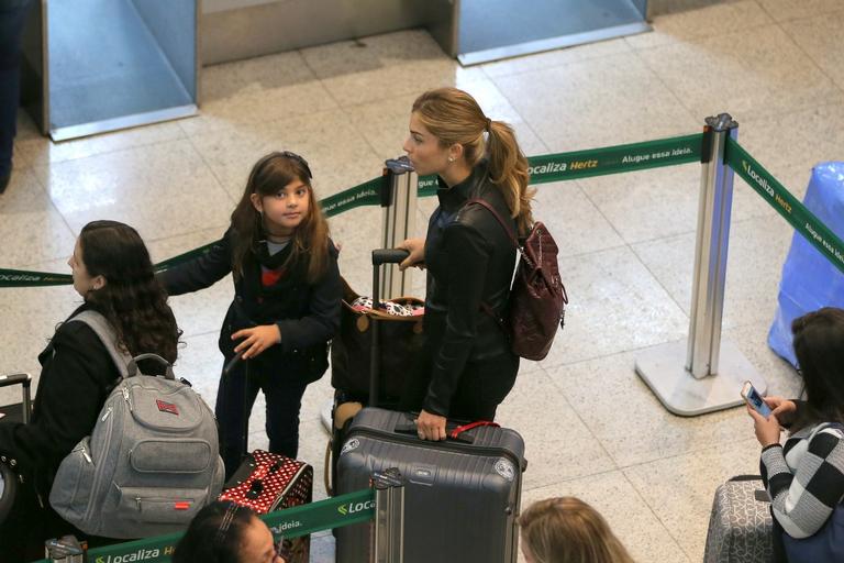 Grazi Massafera embarca com a filha em aeroporto do Rio