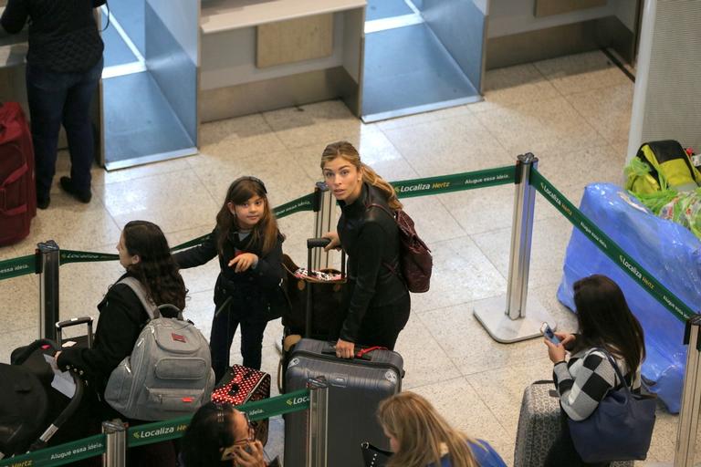 Grazi Massafera embarca com a filha em aeroporto do Rio