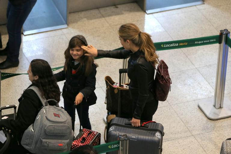 Grazi Massafera embarca com a filha em aeroporto do Rio