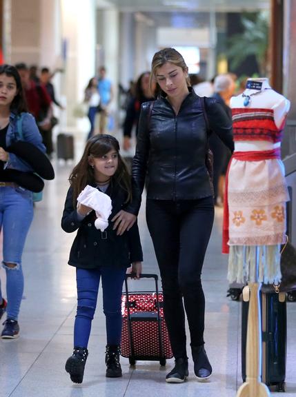 Grazi Massafera embarca com a filha em aeroporto do Rio