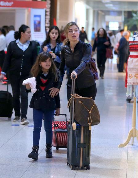 Grazi Massafera embarca com a filha em aeroporto do Rio