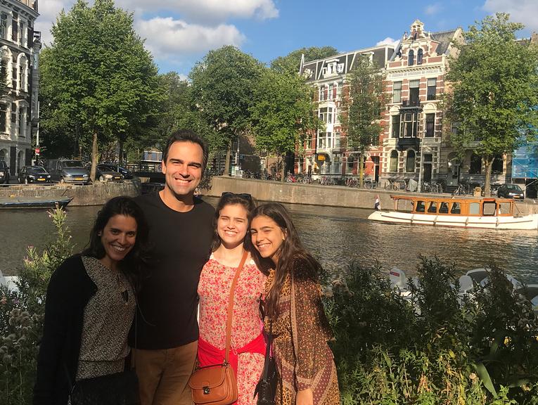 Tadeu Schmidt comemora aniversário de 44 anos em Amsterdã