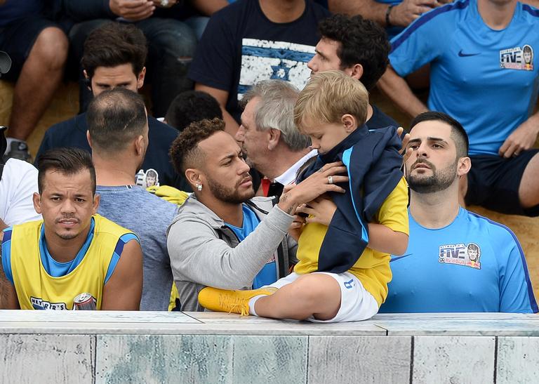 Neymar Jr. assiste jogo com o filho Davi Lucca