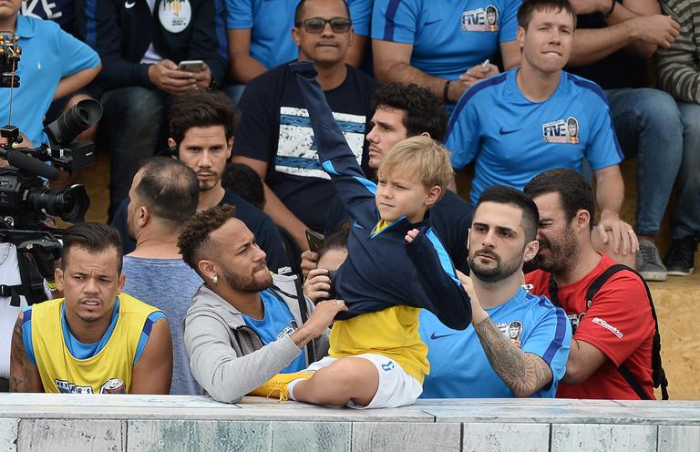 Neymar Jr. assiste jogo com o filho Davi Lucca