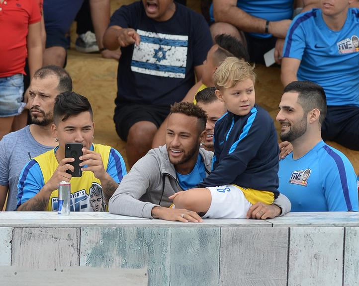 Neymar Jr. assiste jogo com o filho Davi Lucca