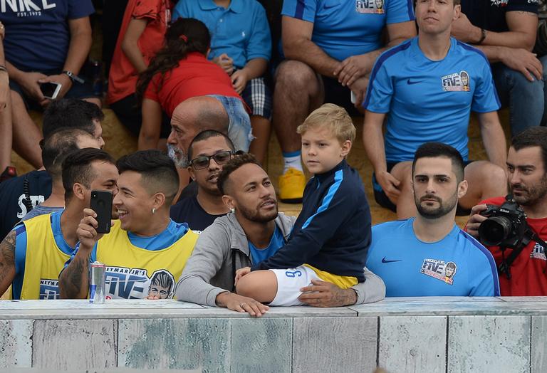 Neymar Jr. assiste jogo com o filho Davi Lucca