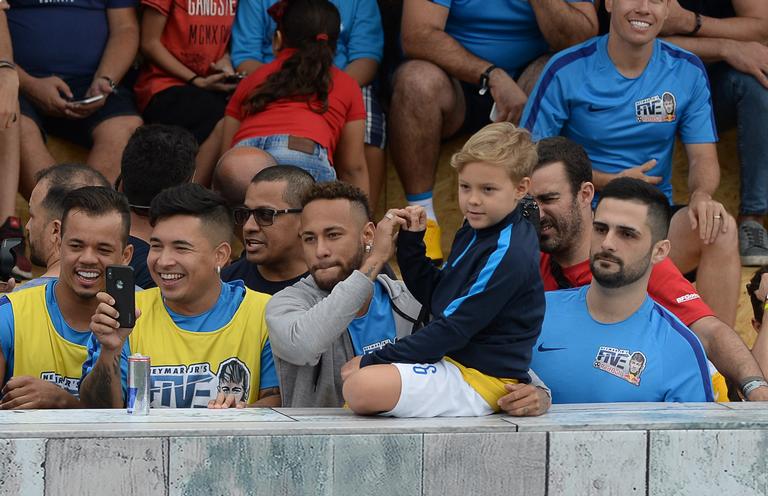 Neymar Jr. assiste jogo com o filho Davi Lucca