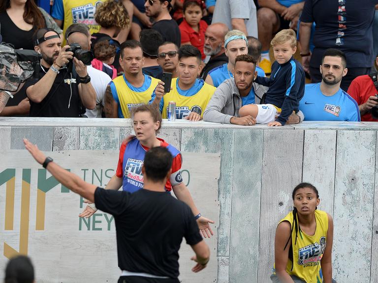 Neymar Jr. assiste jogo com o filho Davi Lucca