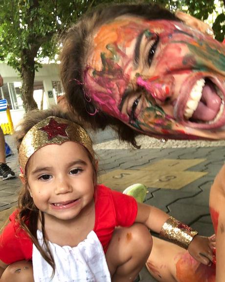 Deborah Secco se diverte ao lado da filha, Maria Flor