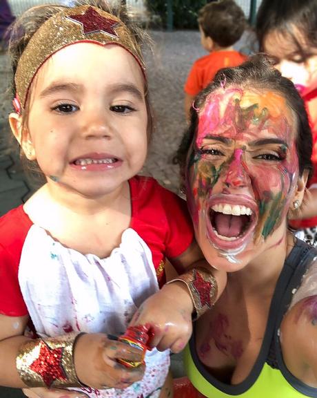 Deborah Secco se diverte ao lado da filha, Maria Flor