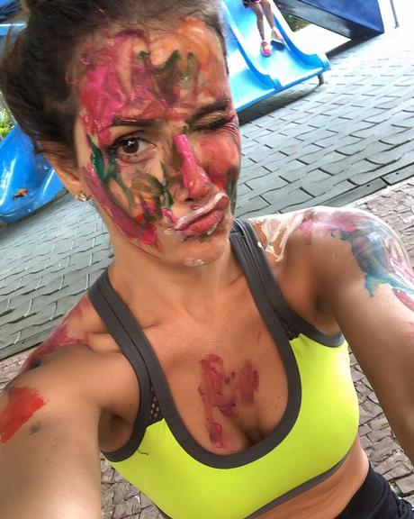 Deborah Secco se diverte ao lado da filha, Maria Flor