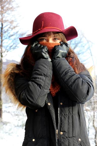 Brincadeiras de Bella no frio na Estância Nunatak 