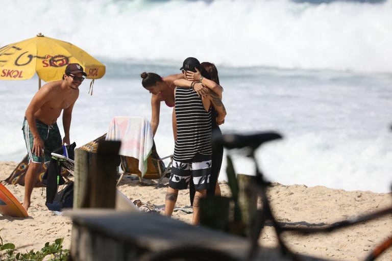 Paulinho Vilhena curte dia de praia ao lado da namorada