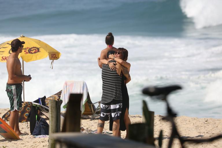 Paulinho Vilhena curte dia de praia ao lado da namorada