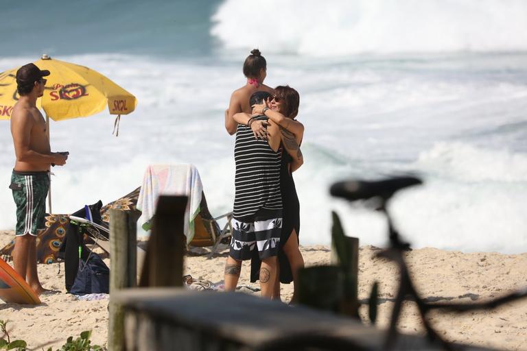 Paulinho Vilhena curte dia de praia ao lado da namorada